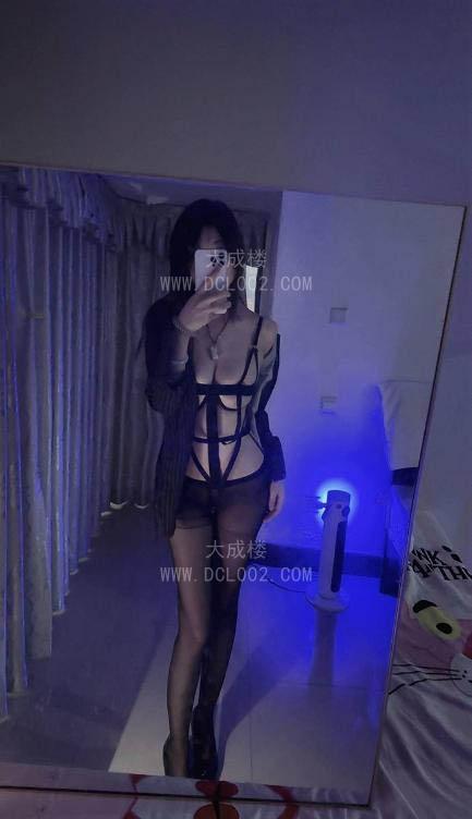 天津制服翘臀骚货