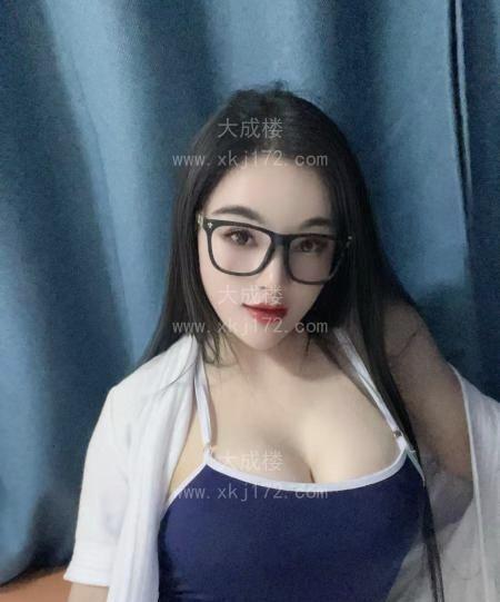 前凸后翘骚货七七