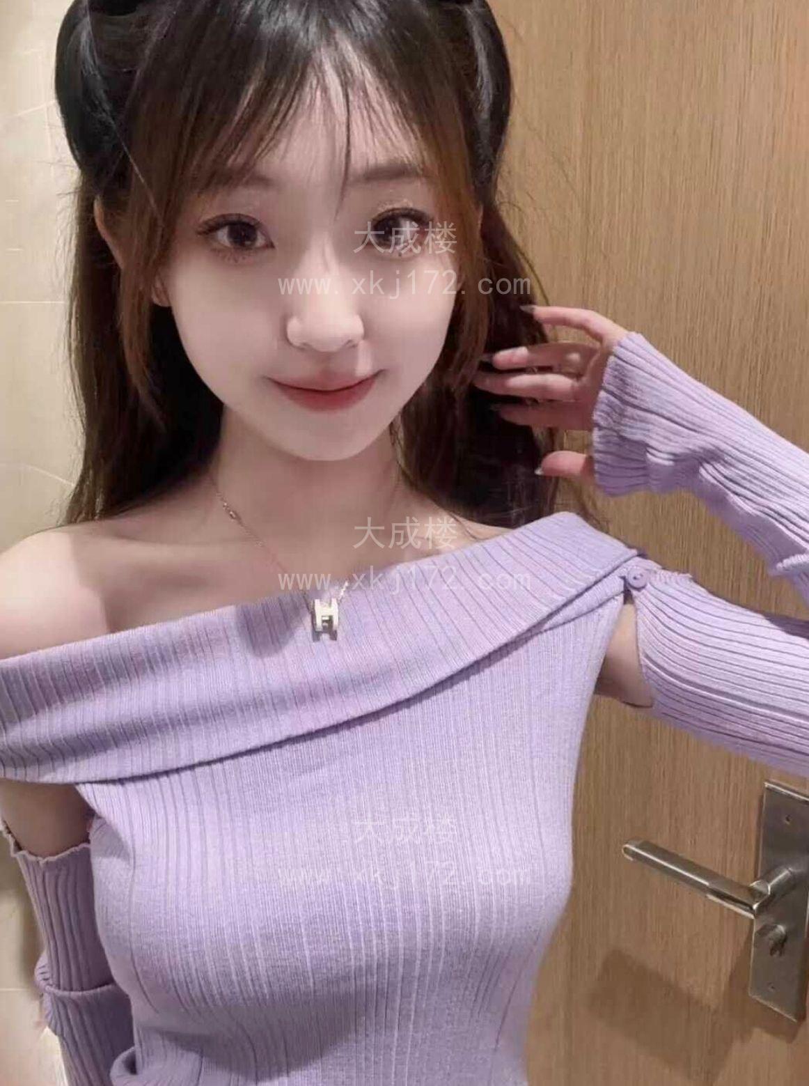 大学生雯雯会夹舌吻