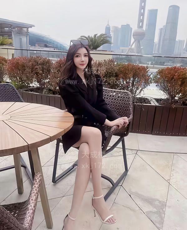 长腿大胸情趣妹子